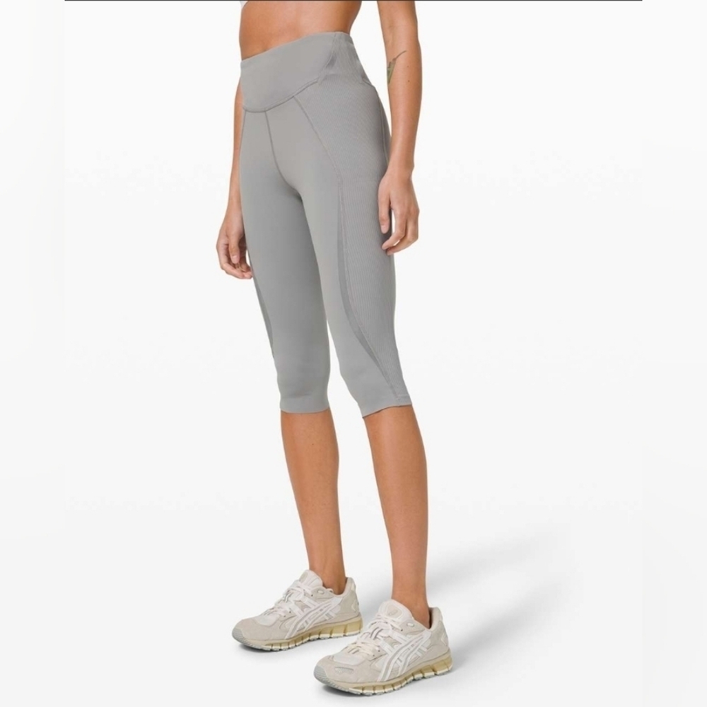 lululemon Gloss Trim High Rise Crop (17"), Size 8